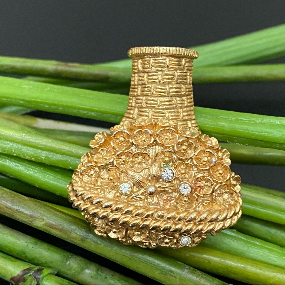 Vintage AVON Ornate Basket Weave Flowers Empty Solid Perfume Snuff Brooch 28.6g